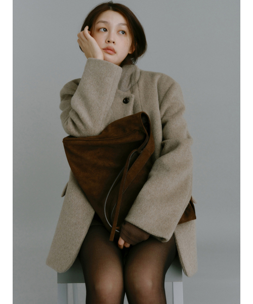 Yuje(ユジェ)の「SUEDE LIBER BAG_middle (2color)(ショルダーバッグ・レディース・ブラック/ダークブラウン・FREE)」の5枚目の写真