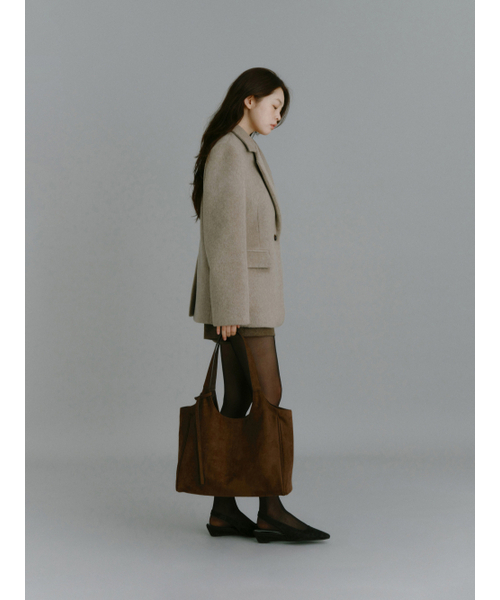 Yuje(ユジェ)の「SUEDE LIBER BAG_middle (2color)(ショルダーバッグ・レディース・ブラック/ダークブラウン・FREE)」の8枚目の写真