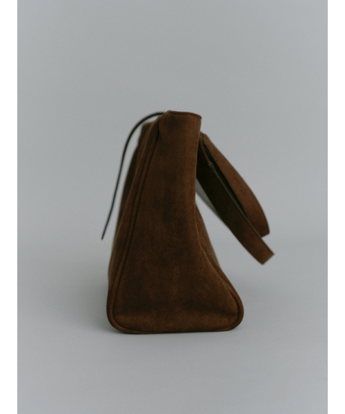 Yuje(ユジェ)の「SUEDE LIBER BAG_middle (2color)(ショルダーバッグ・レディース・ブラック/ダークブラウン・FREE)」の10枚目の写真