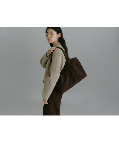 Yuje(ユジェ)の「SUEDE LIBER BAG_middle (2color)(ショルダーバッグ・レディース・ブラック/ダークブラウン・FREE)」の14枚目の写真