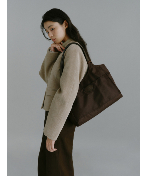 Yuje(ユジェ)の「SUEDE LIBER BAG_middle (2color)(ショルダーバッグ・レディース・ブラック/ダークブラウン・FREE)」の15枚目の写真