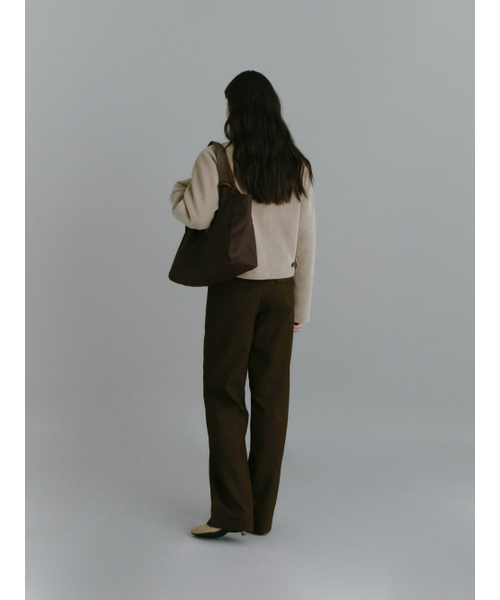 Yuje(ユジェ)の「SUEDE LIBER BAG_middle (2color)(ショルダーバッグ・レディース・ブラック/ダークブラウン・FREE)」の16枚目の写真