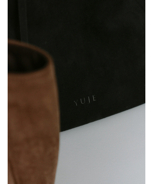 Yuje(ユジェ)の「SUEDE LIBER BAG_middle (2color)(ショルダーバッグ・レディース・ブラック/ダークブラウン・FREE)」の19枚目の写真