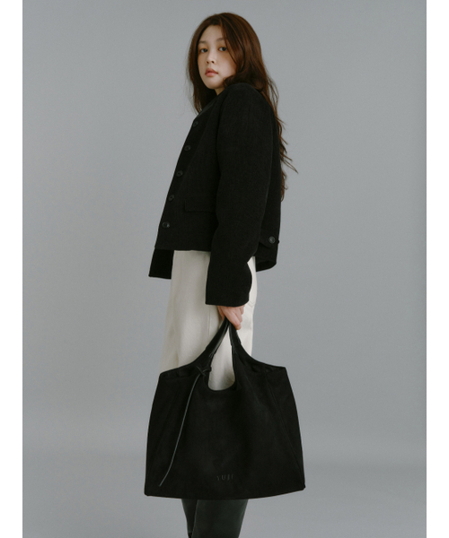 Yuje(ユジェ)の「SUEDE LIBER BAG_middle (2color)(ショルダーバッグ・レディース・ブラック/ダークブラウン・FREE)」の21枚目の写真