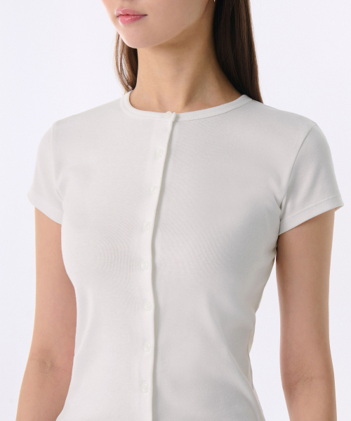 MUSINSA STANDARD WOMAN（ムシンサスタンダードウーマン）の「ウィメンズスリムクルーネックボタンTシャツ[ホワイト]（Tシャツ/カットソー・レディース・その他・SMALL/X-SMALL/LARGE/MEDIUM/X-LARGE）」の3枚目の写真