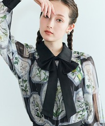 Audie a Muses（オーディアミューズ）の「フラワーフレームプリントブラウス（シャツ/ブラウス）」