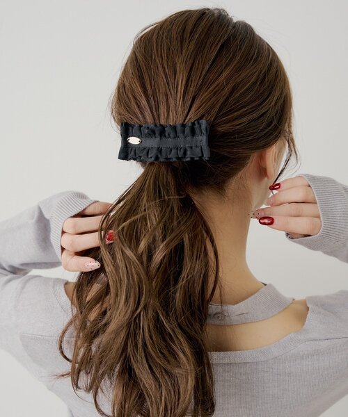 Chico（チコ）の「ギャザーフリルバレッタセット（バレッタ/ヘアクリップ・レディース・ブラック/アイボリー・FREE）」の6枚目の写真