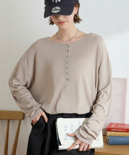 MONO-MART（モノマート）の「【anyway.シリーズ】フローティ シアー ヘンリーネック 2WAYトップス <スマートウォッシュ>（Tシャツ/カットソー・レディース・ライトピンク/ブラック/レッド/ブラウン/ベージュ/ネイビー/チャコールグレー/グレー/オフホワイト/ライトブルー/カーキ/グレイッシュブルー/ライトイエロー/ブルーグリーン・FREE）」の6枚目の写真