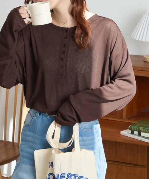 MONO-MART（モノマート）の「【anyway.シリーズ】フローティ シアー ヘンリーネック 2WAYトップス <スマートウォッシュ>（Tシャツ/カットソー・レディース・ライトピンク/ブラック/レッド/ブラウン/ベージュ/ネイビー/チャコールグレー/グレー/オフホワイト/ライトブルー/カーキ/グレイッシュブルー/ライトイエロー/ブルーグリーン・FREE）」の5枚目の写真