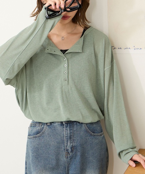 MONO-MART（モノマート）の「【anyway.シリーズ】フローティ シアー ヘンリーネック 2WAYトップス <スマートウォッシュ>（Tシャツ/カットソー・レディース・ライトピンク/ブラック/レッド/ブラウン/ベージュ/ネイビー/チャコールグレー/グレー/オフホワイト/ライトブルー/カーキ/グレイッシュブルー/ライトイエロー/ブルーグリーン・FREE）」の7枚目の写真