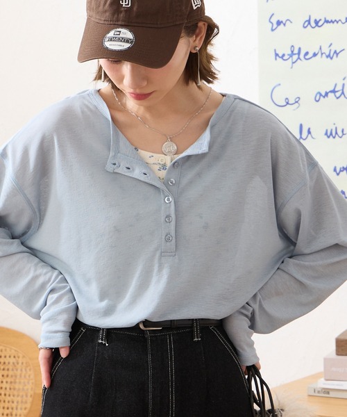 MONO-MART（モノマート）の「【anyway.シリーズ】フローティ シアー ヘンリーネック 2WAYトップス <スマートウォッシュ>（Tシャツ/カットソー・レディース・ライトピンク/ブラック/レッド/ブラウン/ベージュ/ネイビー/チャコールグレー/グレー/オフホワイト/ライトブルー/カーキ/グレイッシュブルー/ライトイエロー/ブルーグリーン・FREE）」の11枚目の写真