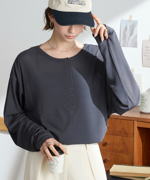 MONO-MART（モノマート）の「【anyway.シリーズ】フローティ シアー ヘンリーネック 2WAYトップス <スマートウォッシュ>（Tシャツ/カットソー・レディース・ライトピンク/ブラック/レッド/ブラウン/ベージュ/ネイビー/チャコールグレー/グレー/オフホワイト/ライトブルー/カーキ/グレイッシュブルー/ライトイエロー/ブルーグリーン・FREE）」の3枚目の写真