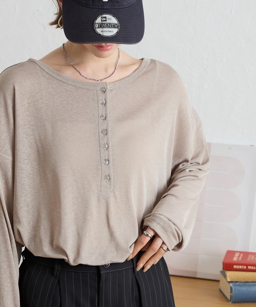 MONO-MART（モノマート）の「【anyway.シリーズ】フローティ シアー ヘンリーネック 2WAYトップス <スマートウォッシュ>（Tシャツ/カットソー・レディース・ライトピンク/ブラック/レッド/ブラウン/ベージュ/ネイビー/チャコールグレー/グレー/オフホワイト/ライトブルー/カーキ/グレイッシュブルー/ライトイエロー/ブルーグリーン・FREE）」の17枚目の写真