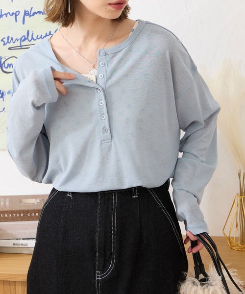 MONO-MART（モノマート）の「【anyway.シリーズ】フローティ シアー ヘンリーネック 2WAYトップス <スマートウォッシュ>（Tシャツ/カットソー・レディース・ライトピンク/ブラック/レッド/ブラウン/ベージュ/ネイビー/チャコールグレー/グレー/オフホワイト/ライトブルー/カーキ/グレイッシュブルー/ライトイエロー/ブルーグリーン・FREE）」の19枚目の写真