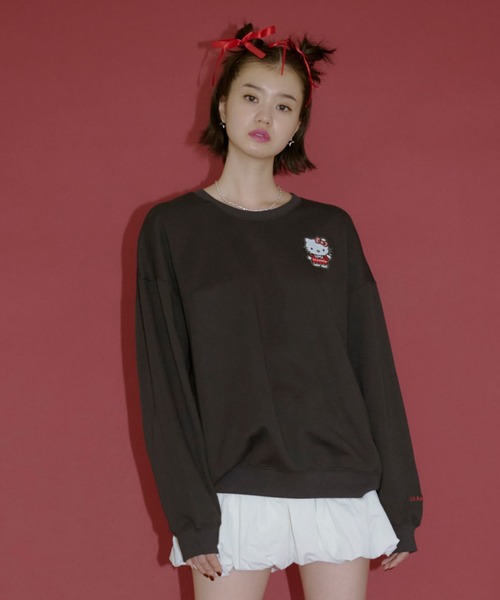 Lil Ambition(リルアンビション)の「HELLO KITTY×Lil Ambition Wappen Sweat ワッペンスウェット ハローキティコラボ(スウェット・レディース・ネイビー/グレー・フリー)」の2枚目の写真