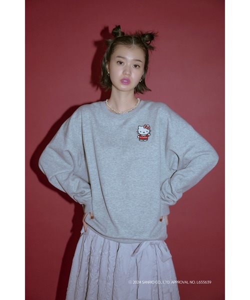 Lil Ambition(リルアンビション)の「HELLO KITTY×Lil Ambition Wappen Sweat ワッペンスウェット ハローキティコラボ(スウェット・レディース・ネイビー/グレー・フリー)」の1枚目の写真
