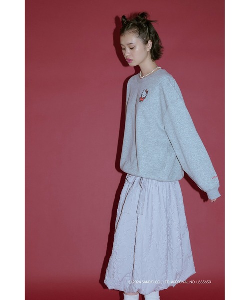 Lil Ambition(リルアンビション)の「HELLO KITTY×Lil Ambition Wappen Sweat ワッペンスウェット ハローキティコラボ(スウェット・レディース・ネイビー/グレー・フリー)」の3枚目の写真