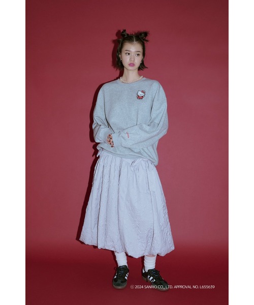 Lil Ambition(リルアンビション)の「HELLO KITTY×Lil Ambition Wappen Sweat ワッペンスウェット ハローキティコラボ(スウェット・レディース・ネイビー/グレー・フリー)」の4枚目の写真