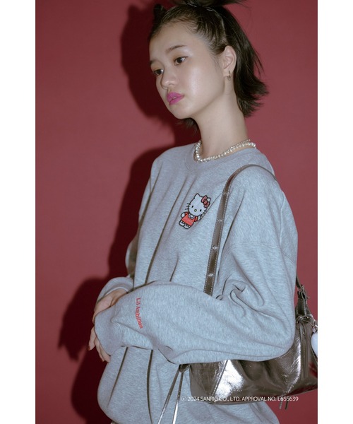 Lil Ambition(リルアンビション)の「HELLO KITTY×Lil Ambition Wappen Sweat ワッペンスウェット ハローキティコラボ(スウェット・レディース・ネイビー/グレー・フリー)」の5枚目の写真