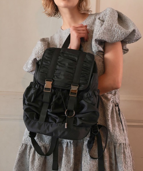 DONOBAN（ドノバン）の「ショルダーフリルギャザーリュック（バックパック/リュック・レディース・ブラック×ブラック/アイボリー/ブラック×シルバー・ONE SIZE）」の3枚目の写真