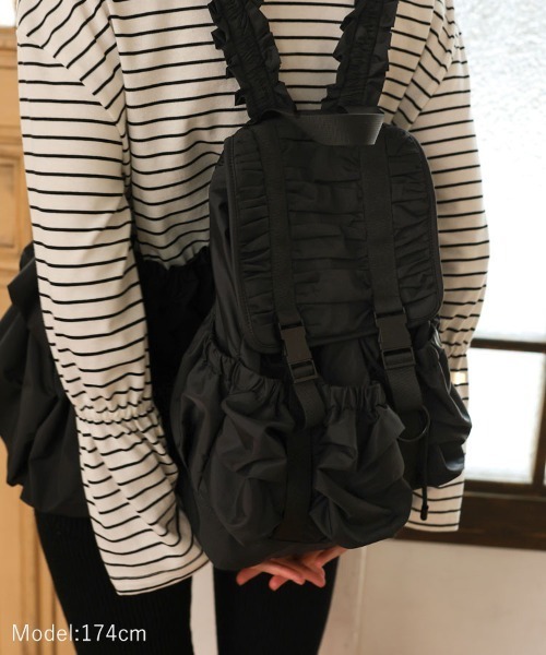 DONOBAN（ドノバン）の「ショルダーフリルギャザーリュック（バックパック/リュック・レディース・ブラック×ブラック/アイボリー/ブラック×シルバー・ONE SIZE）」の5枚目の写真