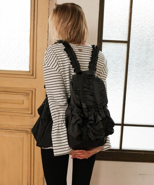 DONOBAN（ドノバン）の「ショルダーフリルギャザーリュック（バックパック/リュック・レディース・ブラック×ブラック/アイボリー/ブラック×シルバー・ONE SIZE）」の6枚目の写真