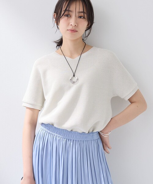 INDIVI(インディヴィ)の「【リネン混】Vネックラメニット(ニット/セーター・レディース・ブラック/ライトグレー/グリーン系/オフホワイト・38/15 )」の2枚目の写真