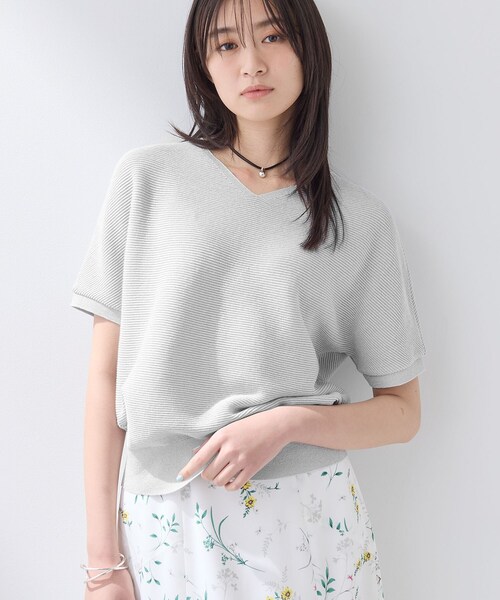 INDIVI(インディヴィ)の「【リネン混】Vネックラメニット(ニット/セーター・レディース・ブラック/ライトグレー/グリーン系/オフホワイト・38/15 )」の4枚目の写真