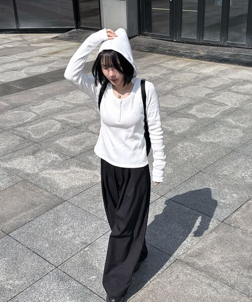 AWESOME STUDIO（オーサムスタジオ）の「ボタンヘンリーネックフードTシャツホワイト（パーカー・レディース・ホワイト・FREE）」の7枚目の写真