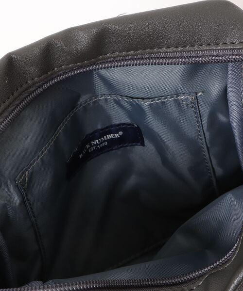 BACK NUMBER（バックナンバー）の「【BACK NUMBER】杢調ポリコンビスクエアミニショルダーバッグ (軽量 / 耐久性 / ビジネス対応 / カジュアル)（ショルダーバッグ・メンズ・ブラック/グレー・ONE SIZE）」の4枚目の写真