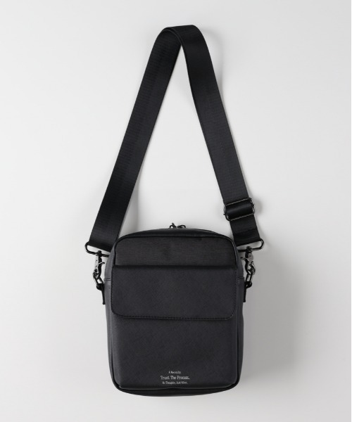 BACK NUMBER（バックナンバー）の「【BACK NUMBER】杢調ポリコンビスクエアミニショルダーバッグ (軽量 / 耐久性 / ビジネス対応 / カジュアル)（ショルダーバッグ・メンズ・ブラック/グレー・ONE SIZE）」の2枚目の写真