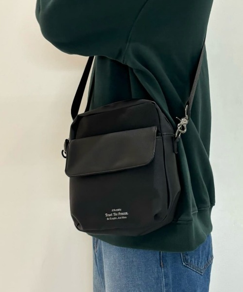 BACK NUMBER（バックナンバー）の「【BACK NUMBER】杢調ポリコンビスクエアミニショルダーバッグ (軽量 / 耐久性 / ビジネス対応 / カジュアル)（ショルダーバッグ・メンズ・ブラック/グレー・ONE SIZE）」の11枚目の写真