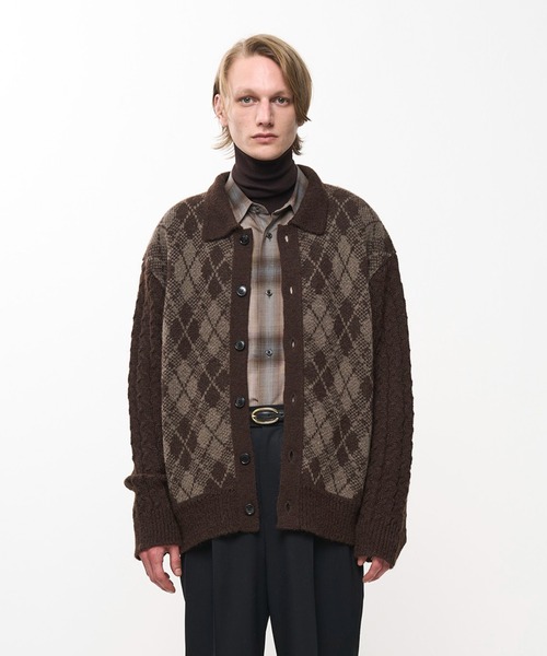 Juha(ユハ)の「COLLARED ARGYLE CARDIGAN(カーディガン/ボレロ・メンズ・ネイビー/ブラウン/ブラック・4/3)」の3枚目の写真
