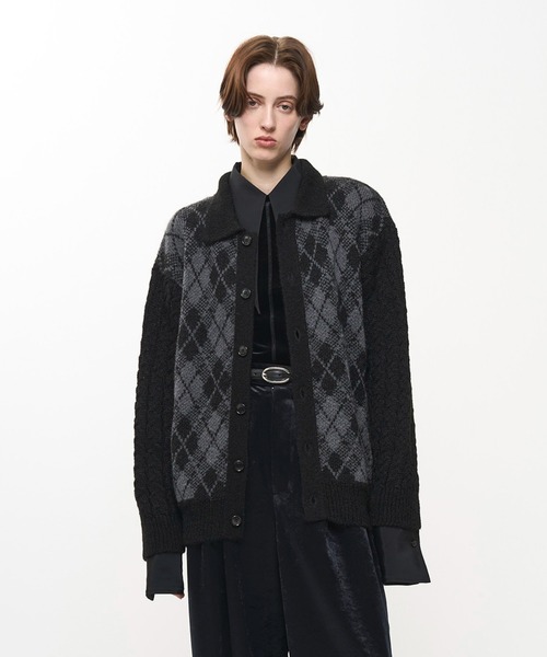 Juha(ユハ)の「COLLARED ARGYLE CARDIGAN(カーディガン/ボレロ・メンズ・ネイビー/ブラウン/ブラック・4/3)」の2枚目の写真