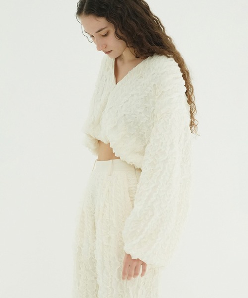 CLANE(クラネ)の「TOPSTITCHED FRILL BOLERO(カーディガン/ボレロ・レディース・ブラック/アイボリー・F)」の2枚目の写真