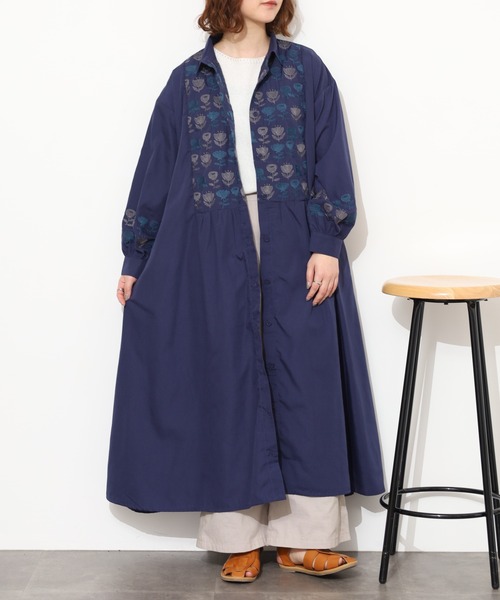Emago(イマゴ)の「EMAGO 2色北欧花刺繍ワンピース 長袖(シャツワンピース・レディース・ネイビー/グレー・FREE)」の2枚目の写真