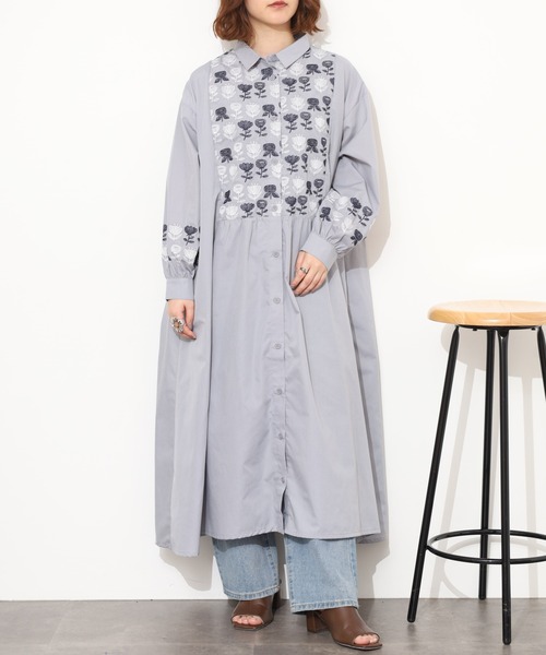 Emago(イマゴ)の「EMAGO 2色北欧花刺繍ワンピース 長袖(シャツワンピース・レディース・ネイビー/グレー・FREE)」の3枚目の写真