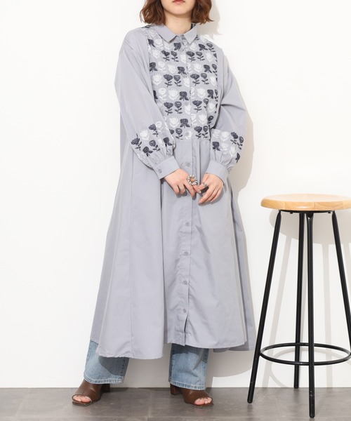Emago(イマゴ)の「EMAGO 2色北欧花刺繍ワンピース 長袖(シャツワンピース・レディース・ネイビー/グレー・FREE)」の4枚目の写真