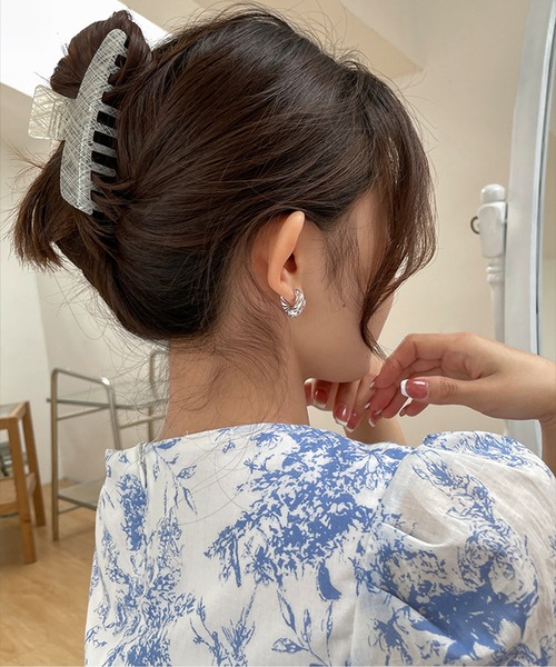 by LEGNA(バイレグナ)の「ツイストデザインフープピアスボリュームタイプ(ピアス(両耳用)・レディース・シルバー/ゴールド・FREE)」の5枚目の写真