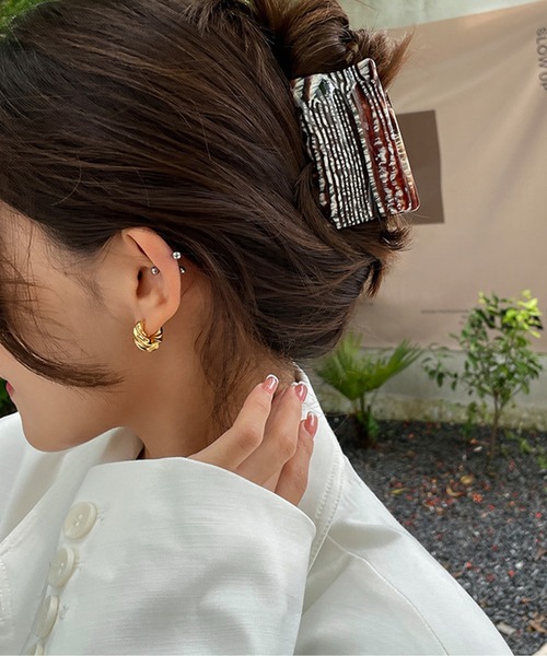 by LEGNA(バイレグナ)の「ツイストデザインフープピアスボリュームタイプ(ピアス(両耳用)・レディース・シルバー/ゴールド・FREE)」の11枚目の写真