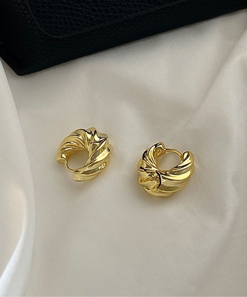 by LEGNA(バイレグナ)の「ツイストデザインフープピアスボリュームタイプ(ピアス(両耳用)・レディース・シルバー/ゴールド・FREE)」の12枚目の写真