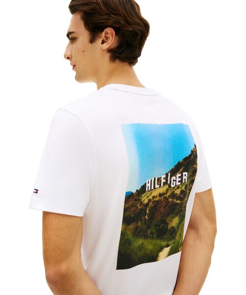 TOMMY HILFIGER(トミーヒルフィガー)の「フォトプリントヒルフィガーTシャツ(Tシャツ/カットソー・メンズ・ホワイト/マルチ・X-LARGE/MEDIUM/LARGE/SMALL)」の2枚目の写真