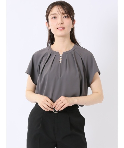 m.f.editorial(エムエフエディトリアル)の「【Tブラウス ストレッチ ウォッシャブル】m.f.エディトリアル レディース キーネック 半袖 プルオーバー ブラウス(シャツ/ブラウス・レディース・グレー系その他2/ネイビー/アイボリー/ピンク系その他・MEDIUM/LARGE)」の2枚目の写真