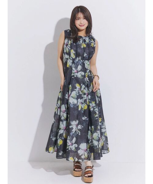 MERCURYDUO(マーキュリーデュオ)の「フラワータックギャザーワンピース(ワンピース・レディース・アイボリー/チャコールグレー・FREE)」の4枚目の写真