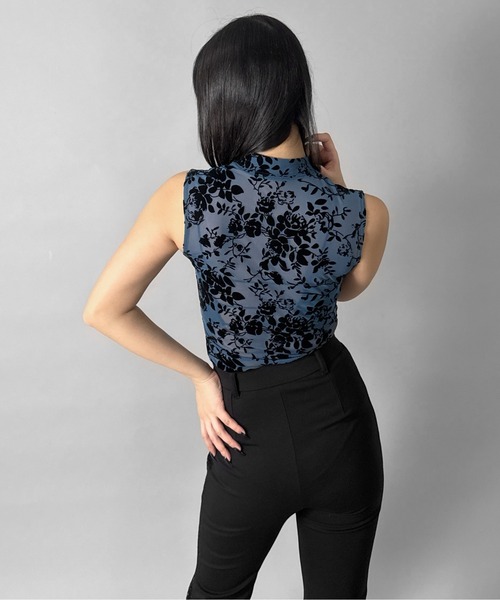 LVEU.(ラブユ.)の「【LVEU.】フックデザインレースシアーノースリーブトップス / トップス シアー チャイナ レース ノースリー インナー ブラック ブルー(Tシャツ/カットソー・レディース・ブルー/ブラック・FREE)」の22枚目の写真
