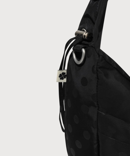 COVERNAT WOMAN（カバーナットウーマン）の「クローバーハートシャーリングミディアムナイロンホーボーバッグ Black dot（ショルダーバッグ・レディース・その他・FREE）」の8枚目の写真