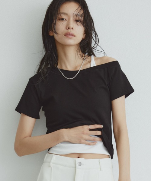 DRWCYS(ドロシーズ)の「【4色展開】ベーシックオフショルTEE(Tシャツ/カットソー・レディース・レッド/ホワイト/ライトブルー/ブラック・FREE)」の2枚目の写真