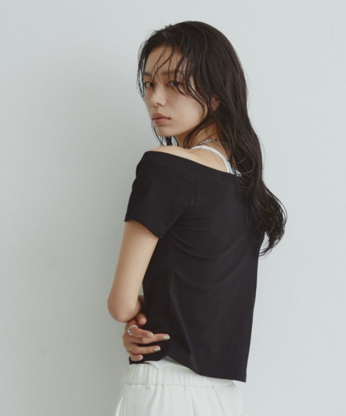 DRWCYS(ドロシーズ)の「【4色展開】ベーシックオフショルTEE(Tシャツ/カットソー・レディース・レッド/ホワイト/ライトブルー/ブラック・FREE)」の12枚目の写真