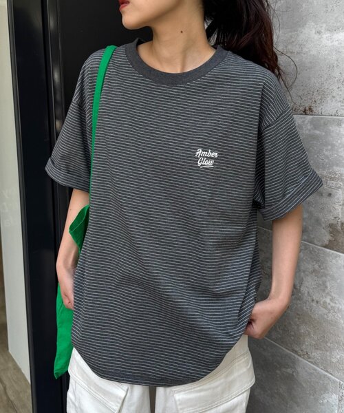 CIAOPANIC TYPY（チャオパニックティピー）の「【UNISEX】ピンボーダーワンポイント刺繍ロゴTシャツ（Tシャツ/カットソー・メンズ・ブルー/チャコールグレー/ブラウン・LARGE/MEDIUM）」の2枚目の写真