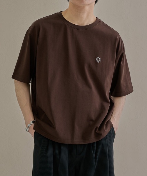 epnok(エプノック)の「ファンクショナルワンポイントロゴルーズ半袖Tee(Tシャツ/カットソー・メンズ・ブラック/チャコールグレー/ブラウン/ネイビー/オフホワイト/アッシュグレー・SMALL/LARGE/MEDIUM)」の5枚目の写真